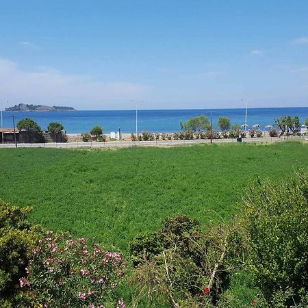 Islands Apartments Петра Екстериор снимка