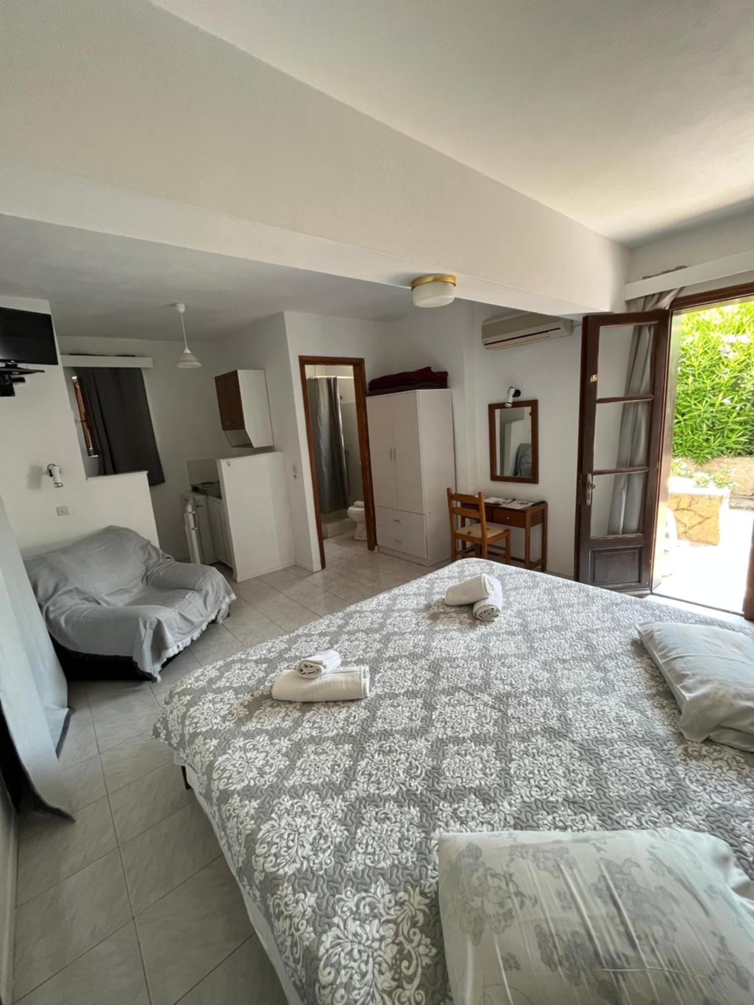 Islands Apartments Петра Екстериор снимка